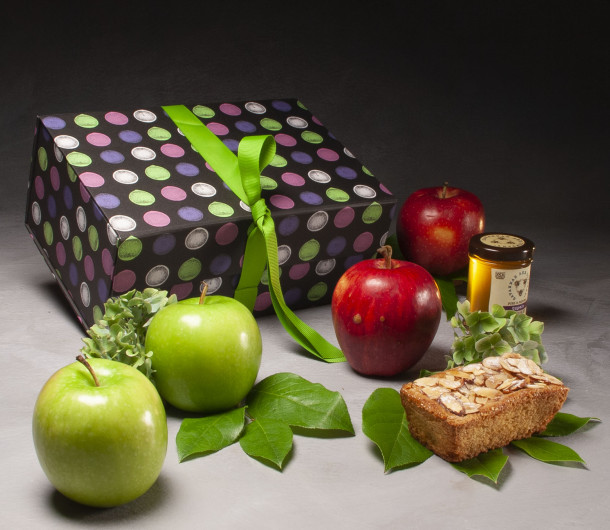 Rosh Hashanah Apples, Honey, and Cake Box $52